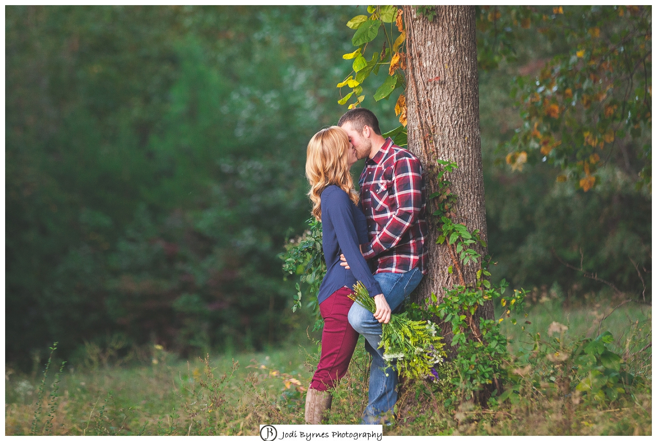 kissing engagement picture